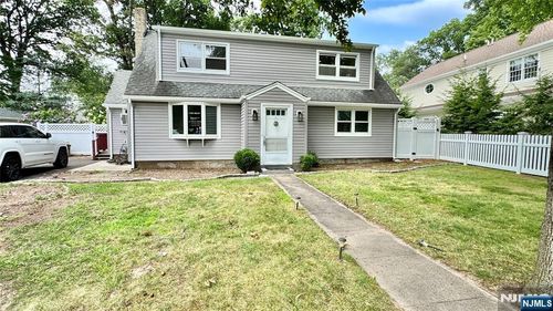 121 Crescent Ave, Wyckoff, NJ, 07481-2757 | Card Image