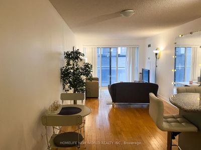 725 - 270 Wellington St W, Condo with 1 bedrooms, 1 bathrooms and null parking in Toronto ON | Image 2