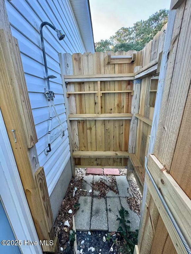 111 Ne 39 Th St, House other with 3 bedrooms, 2 bathrooms and 2 parking in Oak Island NC | Image 24