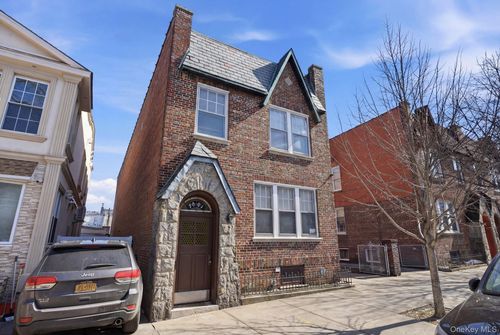 7861 75th St, Glendale, NY, 11385-7468 | Card Image