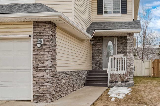 71 Wentworth Circle Sw, Home with 4 bedrooms, 3 bathrooms and 4 parking in Calgary AB | Image 2