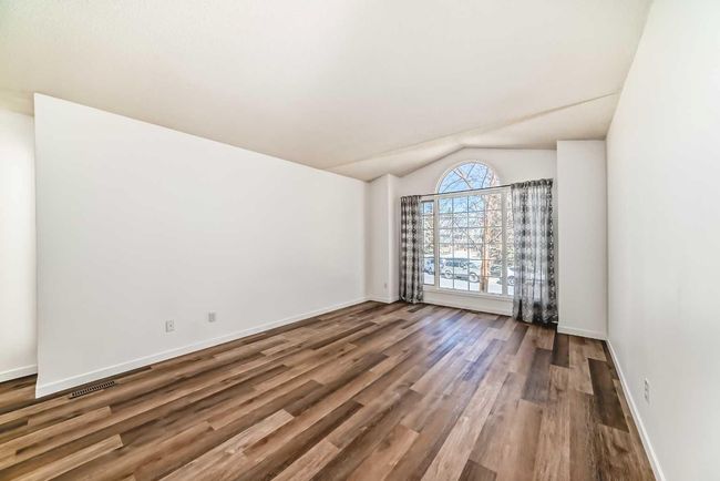 207 Coachway Rd Sw, House other with 3 bedrooms, 3 bathrooms and 2 parking in Calgary AB | Image 14