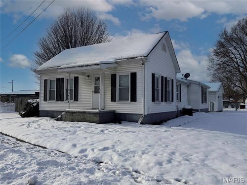 302 S Obannon St, Raymond, IL, 62560-5186 | Card Image