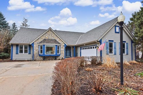 312 Manchester Drive, Waukesha, WI, 53188 | Card Image