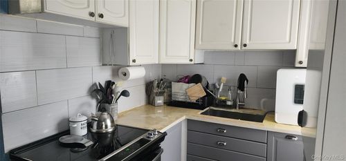 92 Robinson Ave, Newburgh, NY, 12550-4402 | Card Image