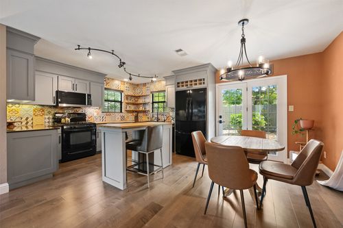 12103 Mill Holw, Austin, TX, 78750-1438 | Card Image