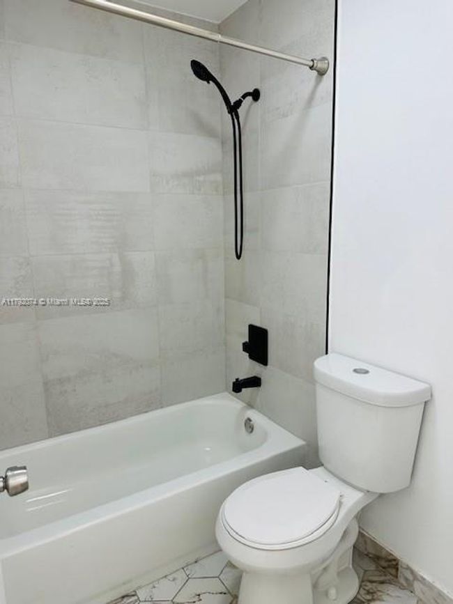 APT-203 - 6975 Nw 179 Th St, Condo with 2 bedrooms, 1 bathrooms and null parking in Hialeah FL | Image 9