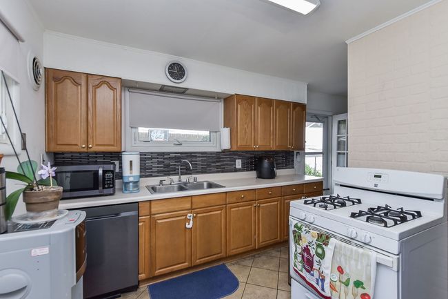 601 Division St, Home with 2 bedrooms, 1 bathrooms and null parking in St. Charles IL | Image 5