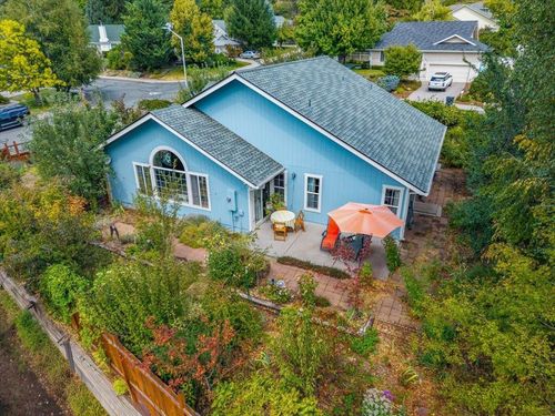 515 Mountain View Dr, Mount Shasta, CA, 96067-2739 | Card Image