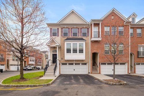 25 Creekside Ct, Secaucus, NJ, 07094-3750 | Card Image