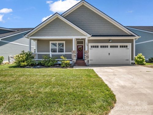 200 Leyland Cir, Hendersonville, NC, 28792-0498 | Card Image