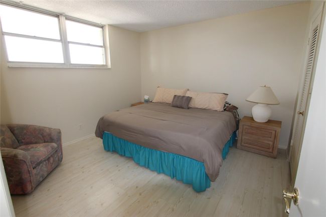 GUEST BEDROOM/KING | Image 19