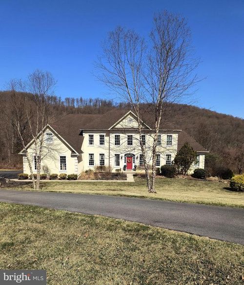 10 Hidden Meadow Dr, Williams Township, PA, 18042-9608 | Card Image