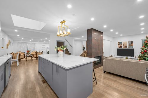 1249 Doran Rd, North Vancouver, BC, V7K1M8 | Card Image
