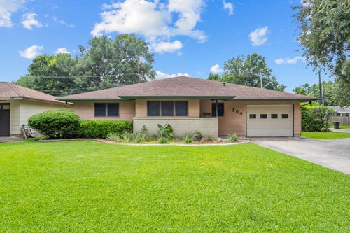 704 S 18th St, Nederland, TX, 77627-5333 | Card Image