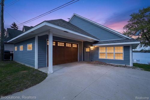 3695 Lotus Dr, Waterford, MI, 48329-1354 | Card Image