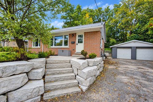 15 Dumbarton St, Guelph, ON, N1E3T4 | Card Image