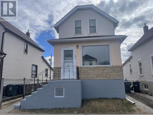 523 Mclaughlin St, Thunder Bay, ON, P7C3B4 | Card Image
