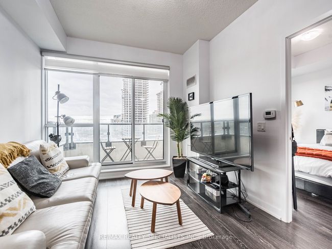 1503 - 4085 Parkside Village Dr, Condo with 2 bedrooms, 1 bathrooms and 1 parking in Mississauga ON | Image 4