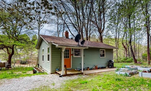 7 Grefe Rd, Scaly Mountain, NC, 28775-9302 | Card Image