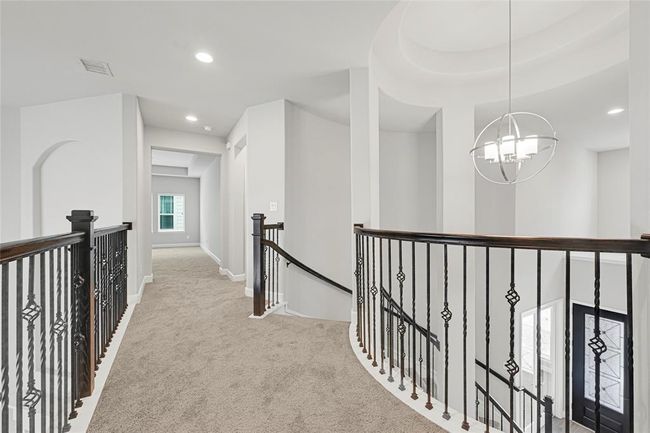 Stylish mezzanine. Look at the railing detail - beautiful. | Image 21