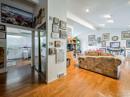 6775 Cedarbrook Dr, Bloomfield Hills, MI, 48301-3016 | Card Image