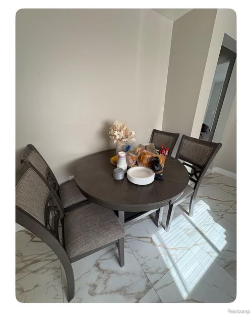 6431 Centralia St, Dearborn Heights, MI, 48127-2001 | Card Image