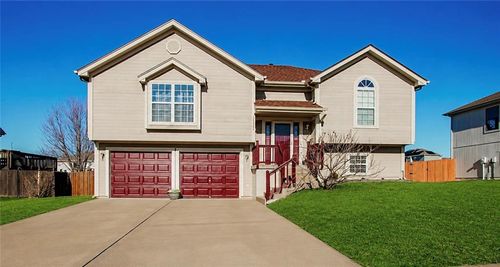 12204 White Oak St, Peculiar, MO, 64078-8320 | Card Image