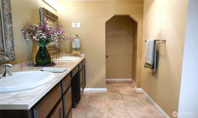 Hallway Bath | Image 16