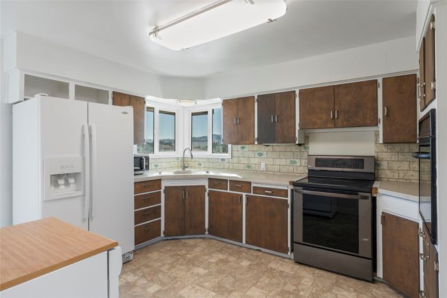 Beautiful bay window over the sink with breathtaking mountain views. | Image 38