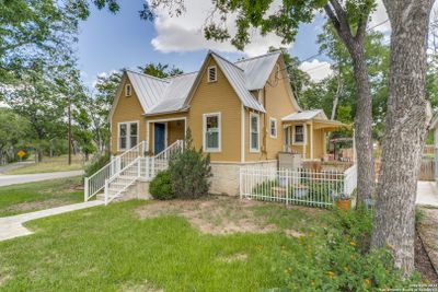 206 Broadway, House other with 2 bedrooms, 2 bathrooms and null parking in Comfort TX | Image 2