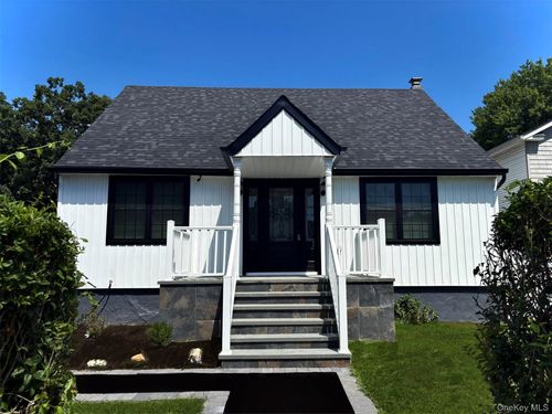 7 E Lakeland St, Bay Shore, NY, 11706-1924 | Card Image