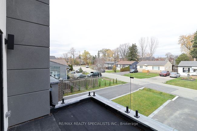 1046 Roosevelt Rd, House attached with 5 bedrooms, 6 bathrooms and 2 parking in Mississauga ON | Image 7