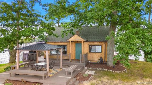 10086 King Rd, Davisburg, MI, 48350-1900 | Card Image
