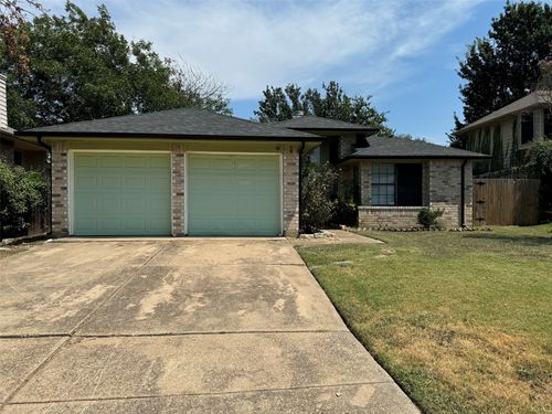 6511 Devine Dr, Arlington, TX, 76001-7564 | Card Image