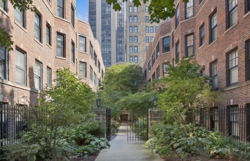 3w-2311 N Commonwealth Ave, Chicago, IL, 60614-3500 | Card Image