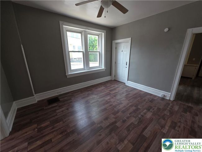 402 Main St, Condo with 3 bedrooms, 1 bathrooms and null parking in HELLERTOWN PA | Image 5