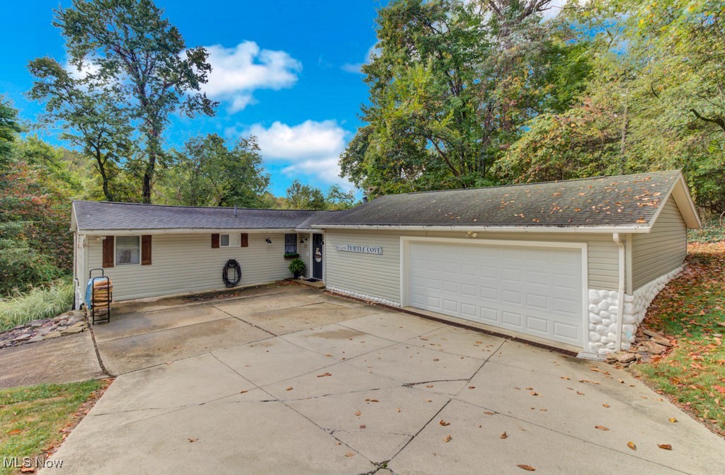 Oneida Trl, Malvern, OH 44644