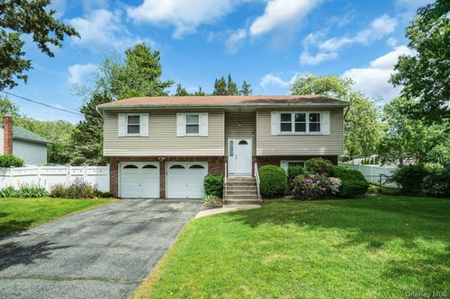 111 Daly Rd, East Northport, NY, 11731-6309 | Card Image