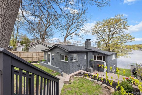 567 Bellevue Ave, Lake Orion, MI, 48362-2714 | Card Image