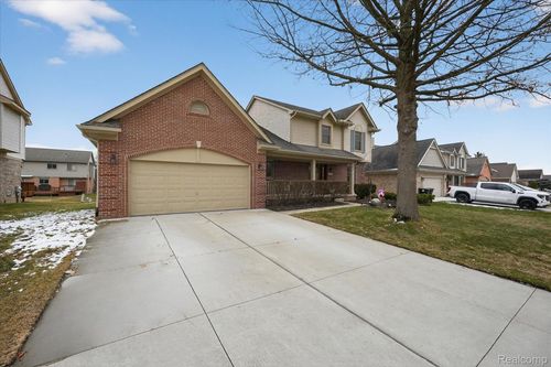 18464 Glengarry Dr, Livonia, MI, 48152-4062 | Card Image