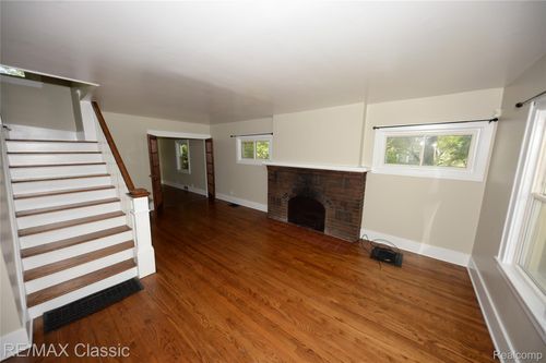 1924 Pinecrest Dr, Ferndale, MI, 48220-1210 | Card Image