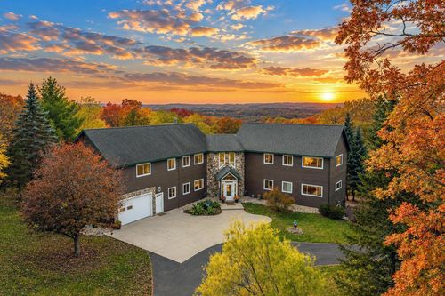 E9245 Oakleaf Ln, Wisconsin Dells, WI, 53965-9142 | Card Image