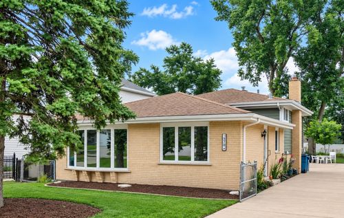 570 W Crockett Ave, Elmhurst, IL, 60126-1811 | Card Image
