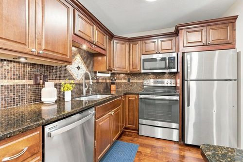 970 Pontiac Ln, Chanhassen, MN, 55317-9447 | Card Image