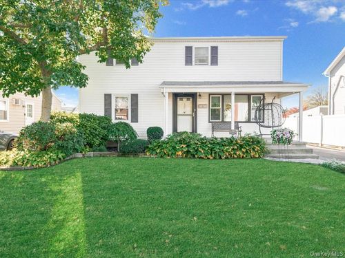 17 Arnold St, Hicksville, NY, 11801-5241 | Card Image