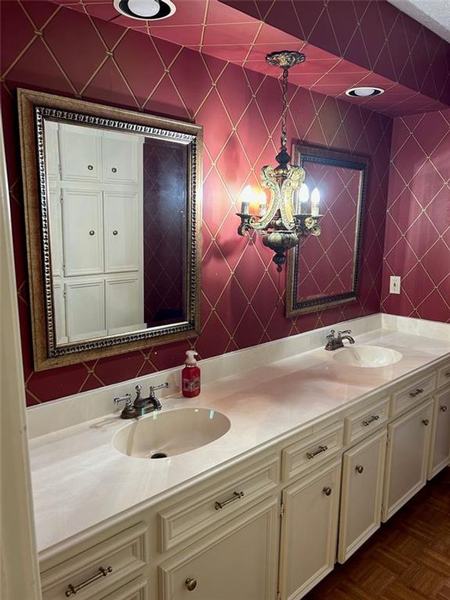Upstairs hall full bathroom | Image 20