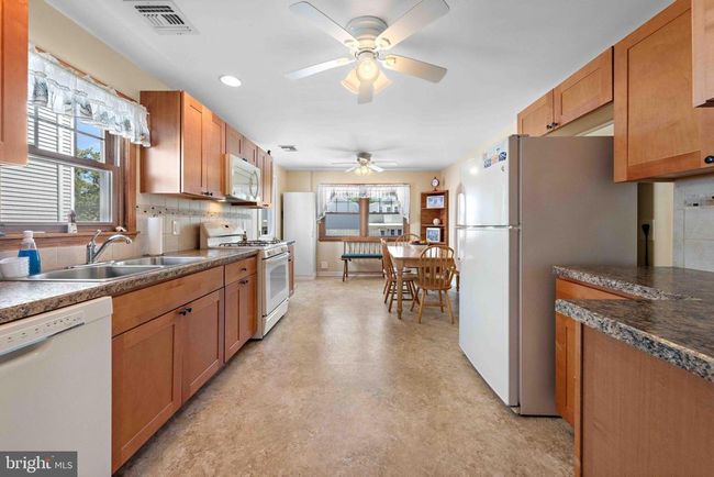215 W 23 Rd St, House other with 3 bedrooms, 1 bathrooms and null parking in SHIP BOTTOM NJ | Image 13