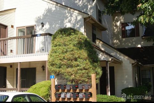 604 Woodbridge Commons Way, Iselin, NJ, 08830-3021 | Card Image