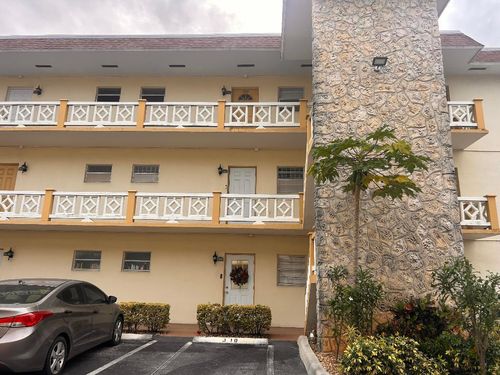 302-5111 W Oakland Park Blvd, Lauderdale Lakes, FL, 33313-1569 | Card Image